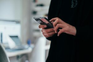 Frau mit Smartphone in der Hand